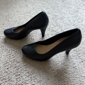 Clarks "Dalia Rose Flats" - Women's 8.5 - Black Leather